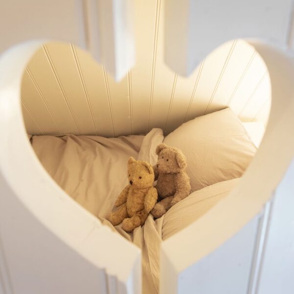 Hartje in de deur van de bedstede