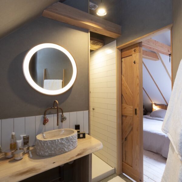 Slaapkamer met eigen badkamer en houten schuifdeur