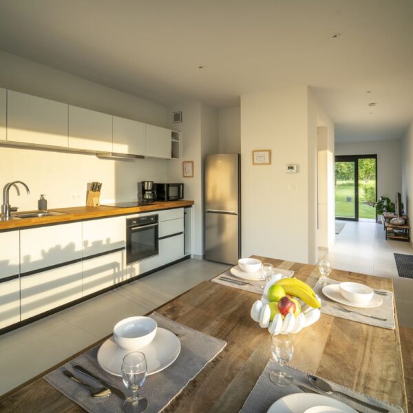 Design keuken met doorgang naar de woonkamer