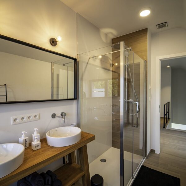 Badkamer met moderne douchehoek