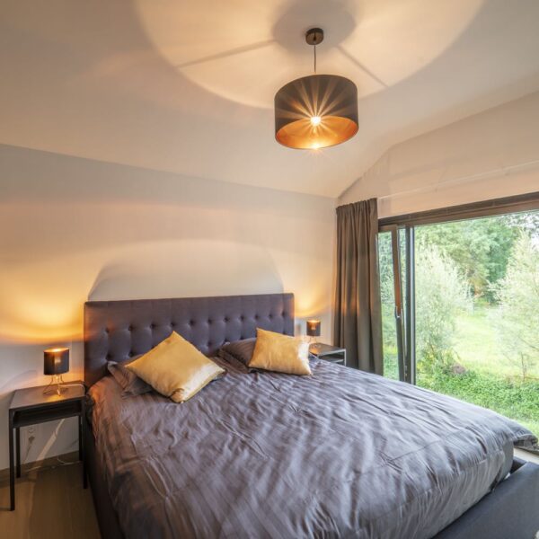 Tweepersoons bed voor een groot raam