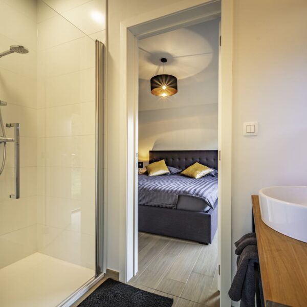 Doorkijk vanuit badkamer naar de slaapkamer