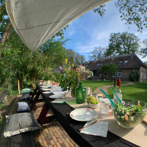 Gedekte lange tafels in het gras