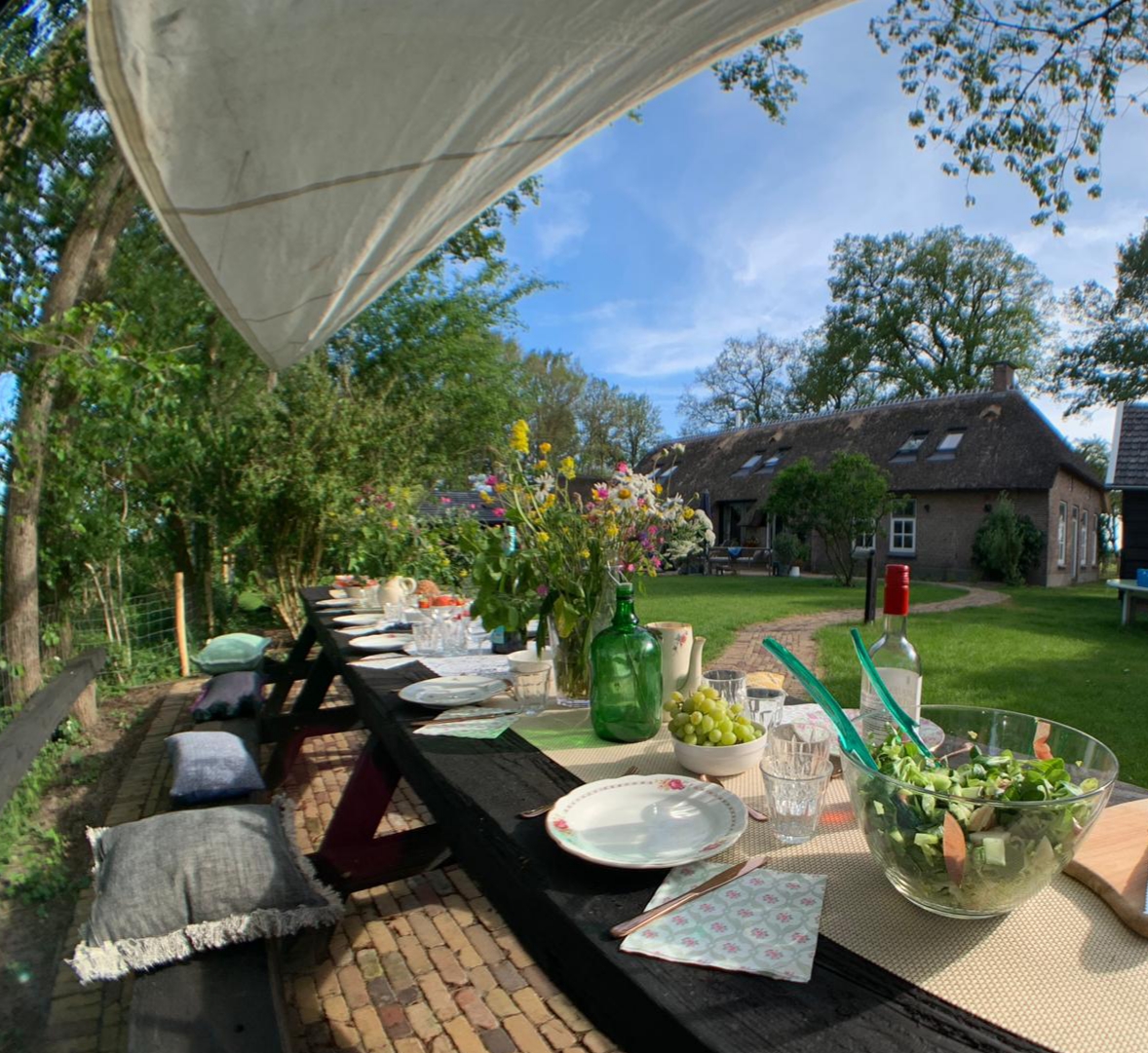 Gedekte lange tafels in het gras