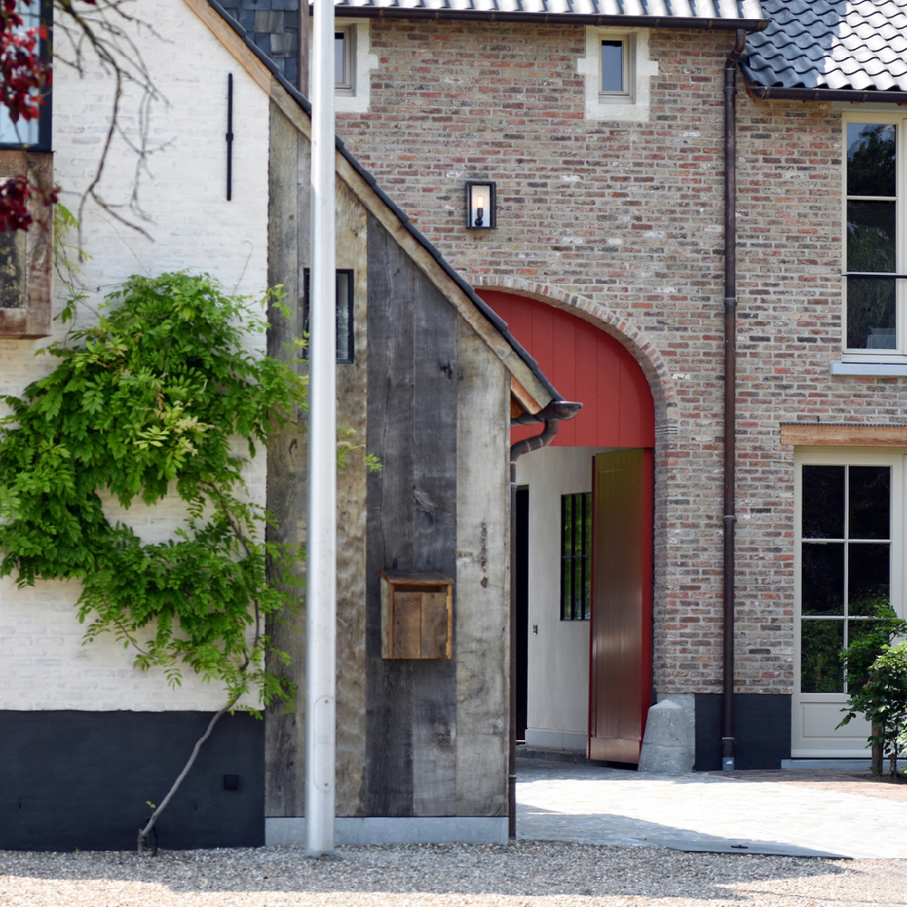Grote rode houten deuren, die openstaan voor de gasten