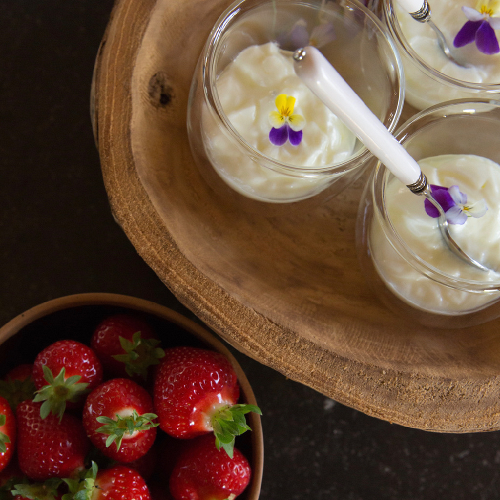 Glaasjes yoghurt en aardbeien