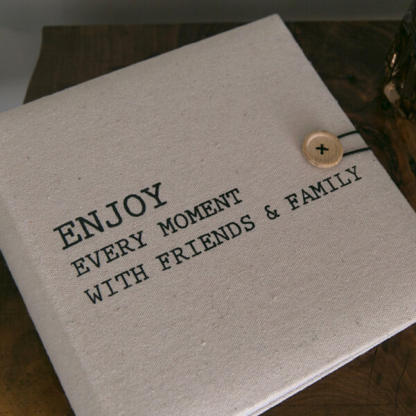 Gastenboek met tekst Enjoy every moment with friends & family