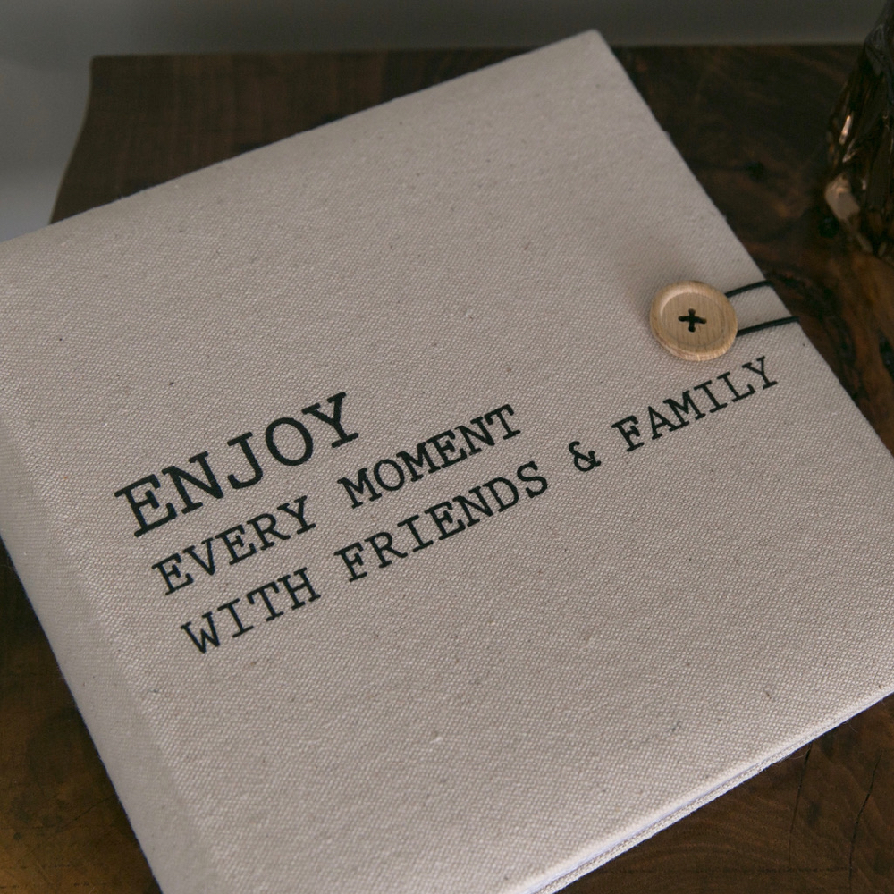 Gastenboek met tekst Enjoy every moment with friends & family