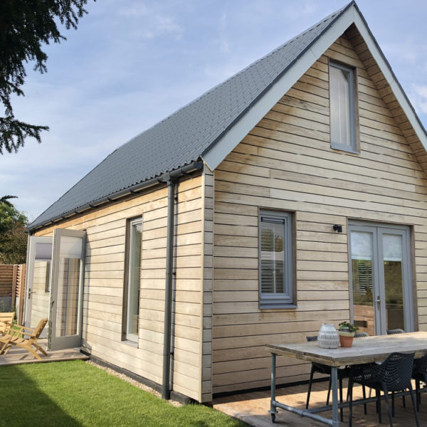 Licht houten vakantiehuis in Noordwijk