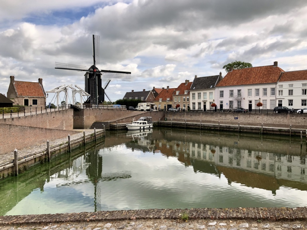 De haven met de molen op de achtergrond