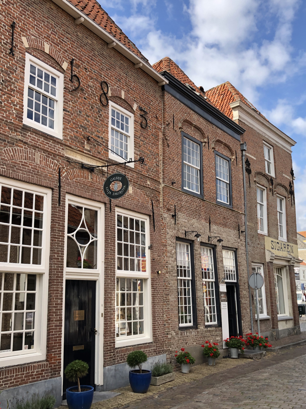 Verschillende gevels in de historische stad op een zonnige dag