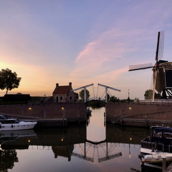 De brug bij de haven gaat open tijdens zonsondergang