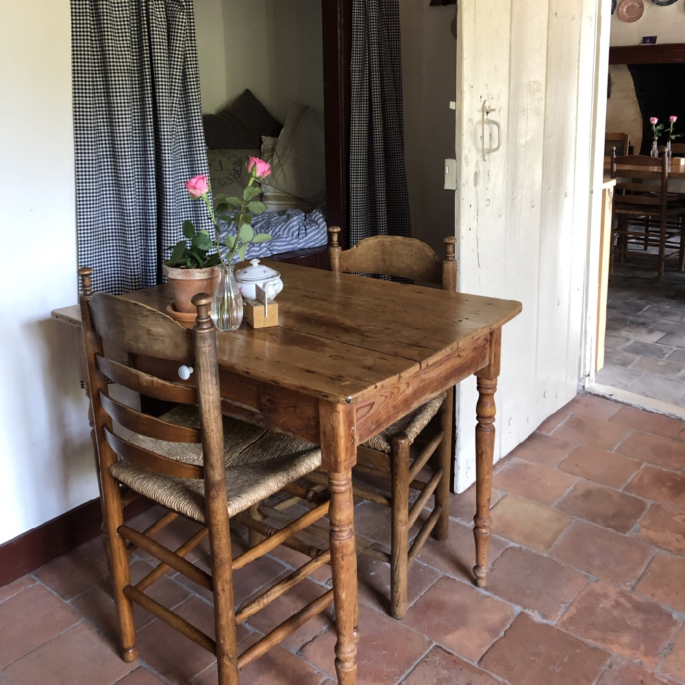 Ouderwetse houten stoeltjes aan een houten tafeltje