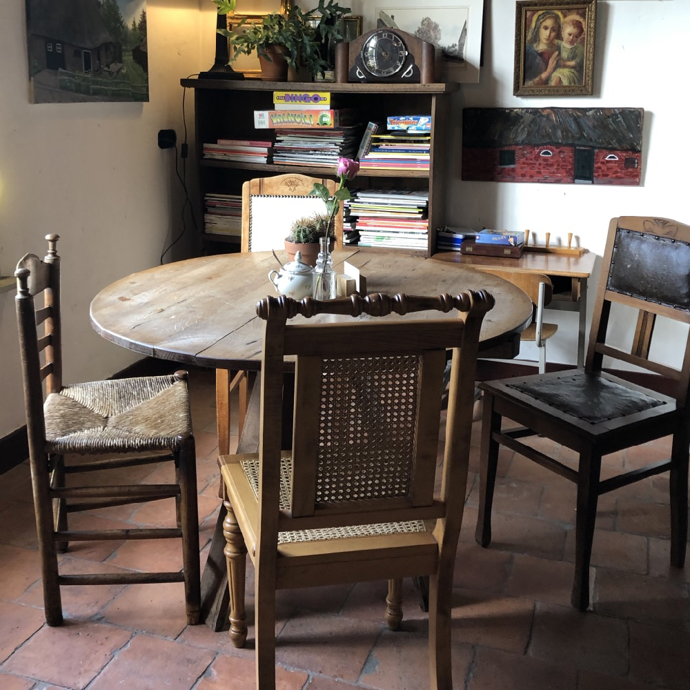 Ouderwetse houten stoelen aan een ronde houte tafel