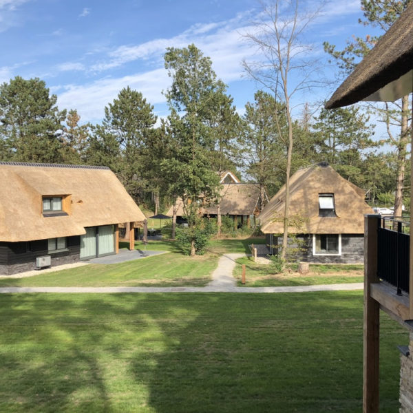 Een T-splitsing in een vakantiepark met huisjes er om heen