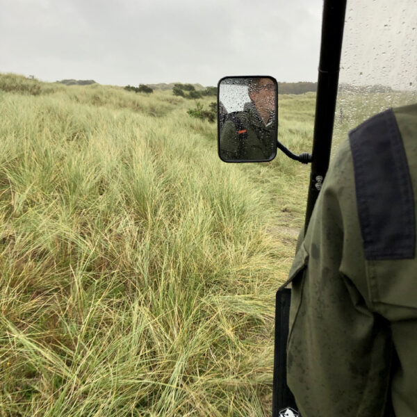Spiegel van een elektrische terreinwagen