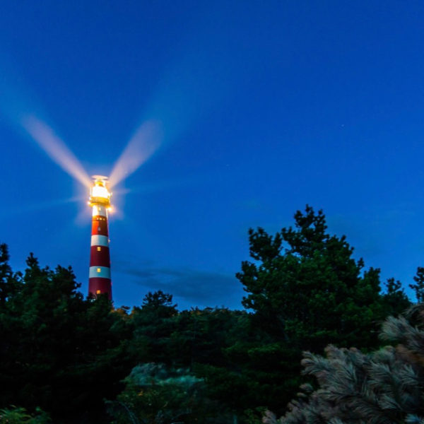 Verlichte vuurtoren op Ameland