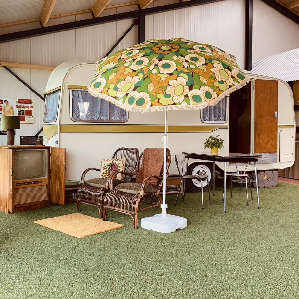 Zitje voor de caravan in de schuur