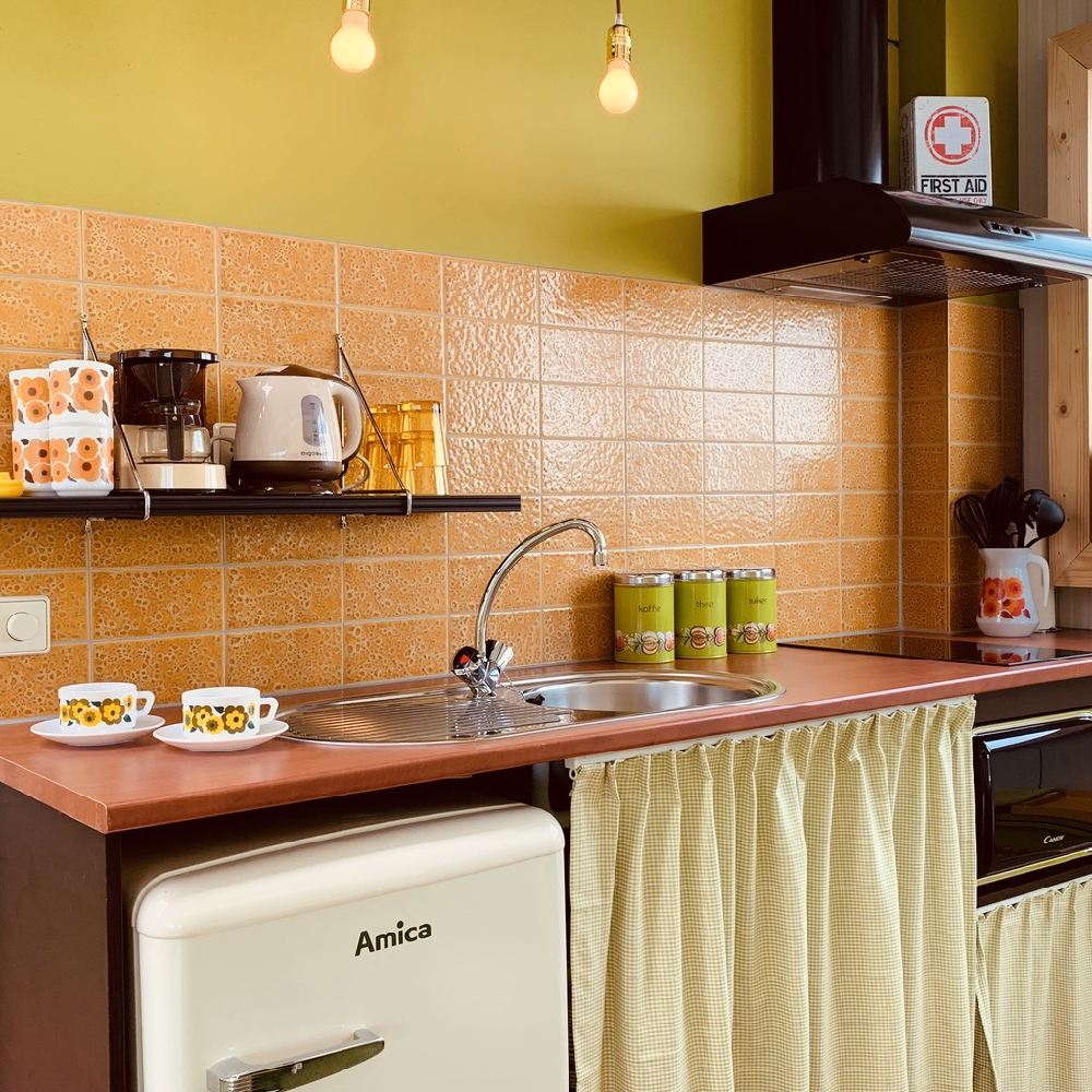 Retro keuken met groen en oranje