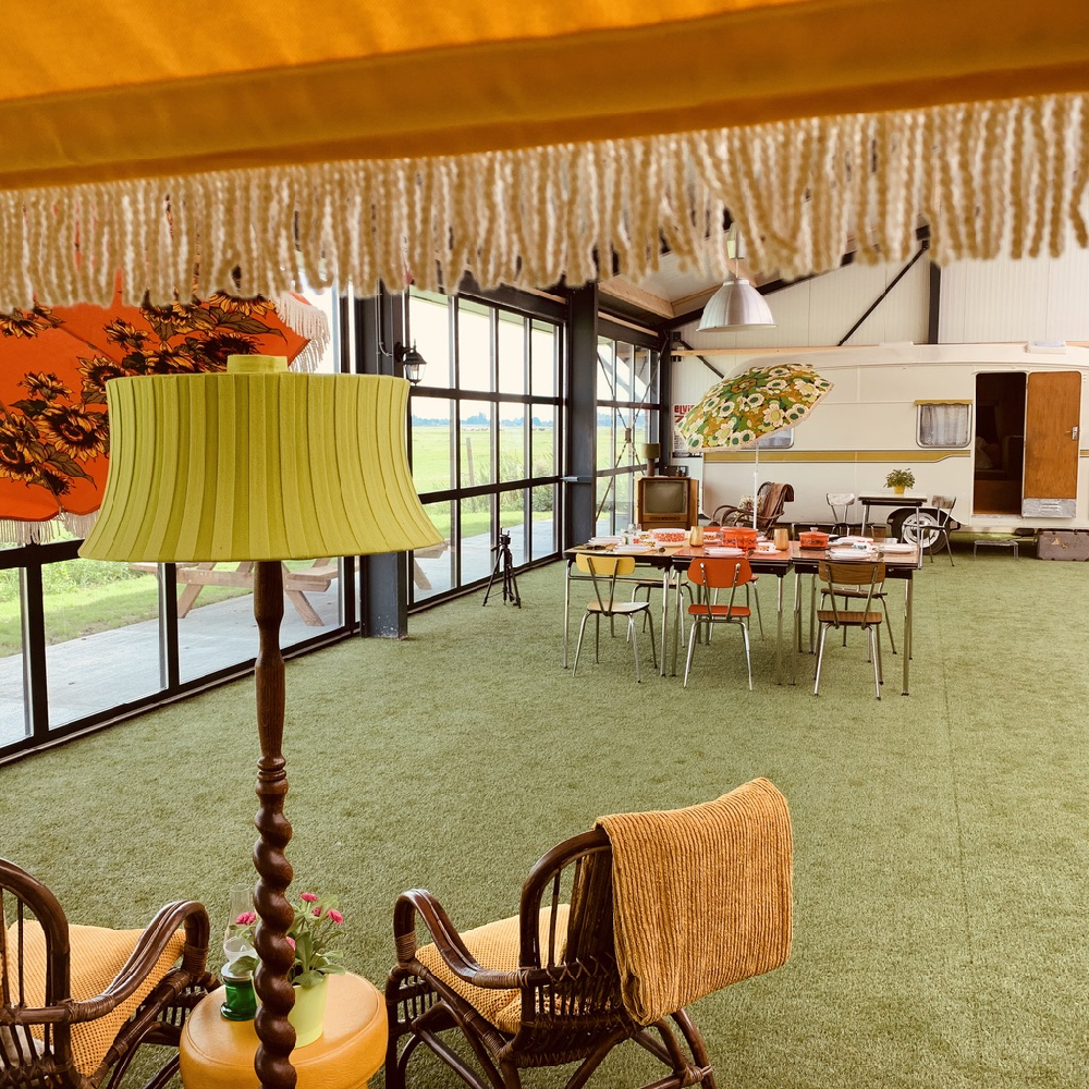 Schemerlamp en zitjes op de indoorcamping