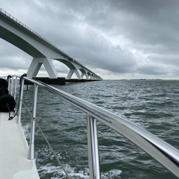Varen onder de Zeelandbrug