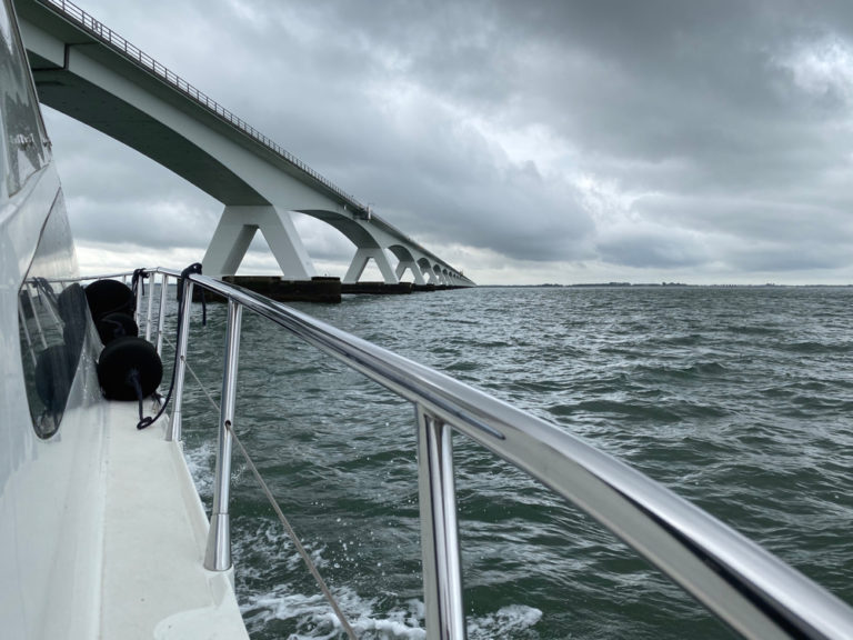 Varen onder de Zeelandbrug