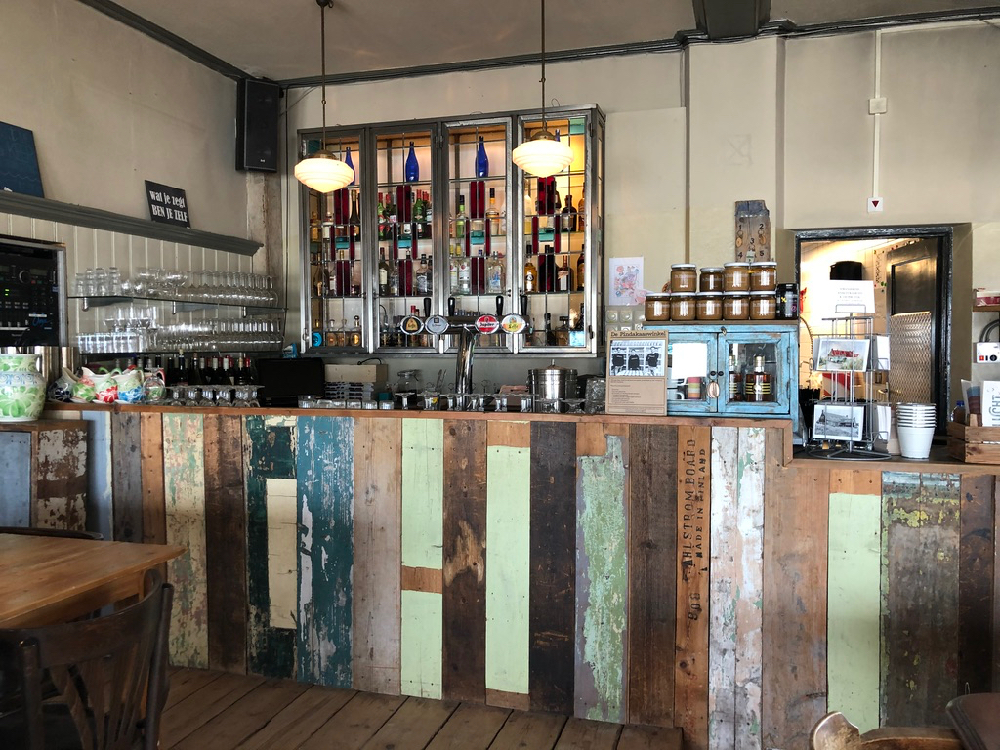 Bar in het Strandhotel op Terschelling