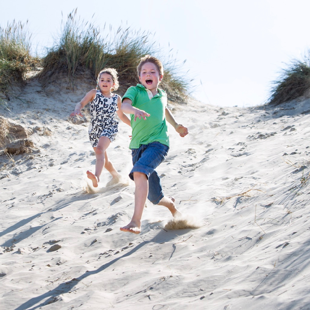 Rennen door de duinen tijdens de BoerenBed vakantie