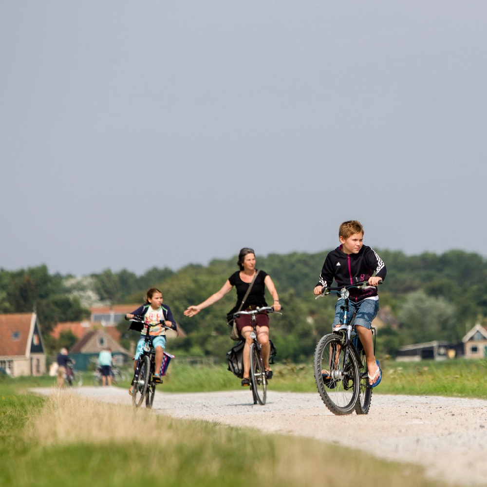 Gezin op de fiets tijdens de BoerenBed vakantie