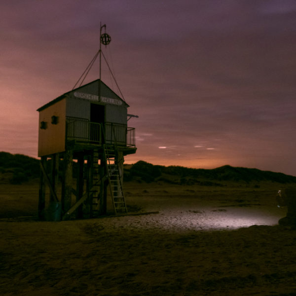 Drenkelingenhuisje op Terschelling in het donker