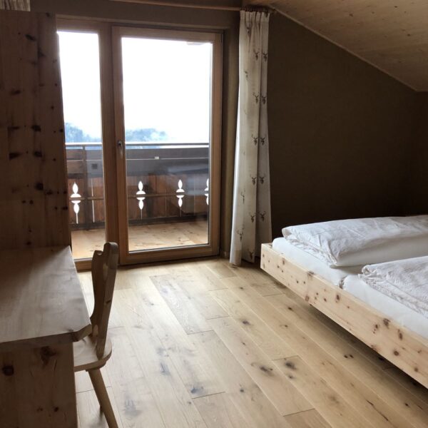 Ruime slaapkamer in appartement in Zuid-Tirol