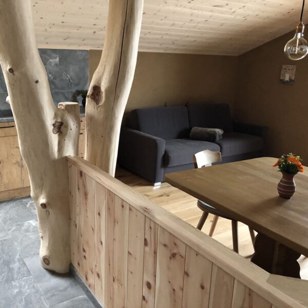 Detail van de woonkamer van het appartement