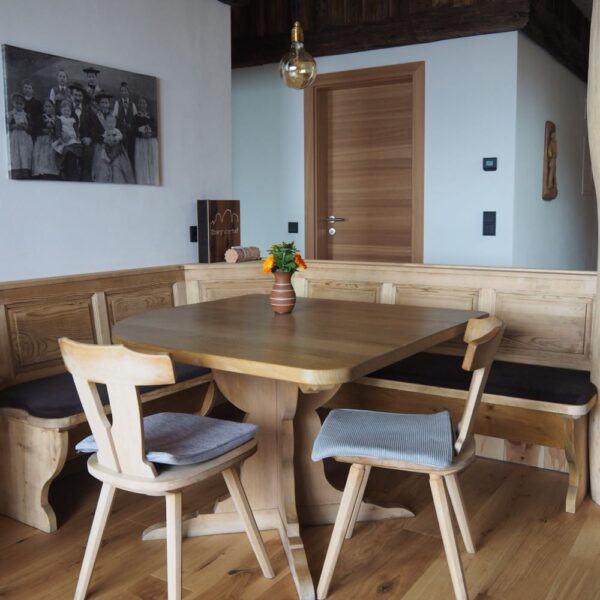 Authentieke eethoek in modern appartement in Zuid-Tirol