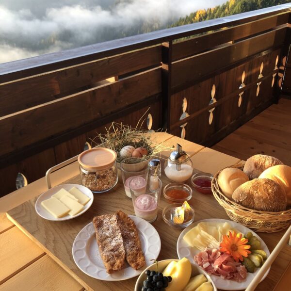 Ontbijt op het balkon in de bergen