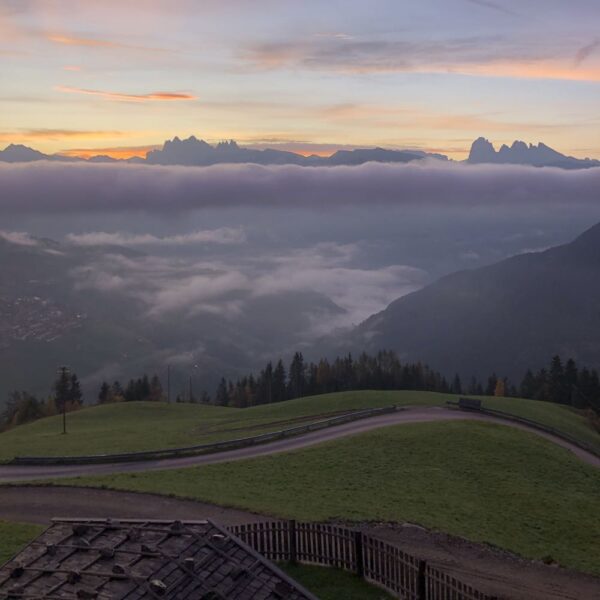 Uitzicht over de Dolomieten bij zonsopgang