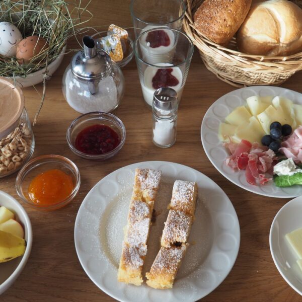 Ontbijt met broodjes, yoghurt, vleeswaren en kaas