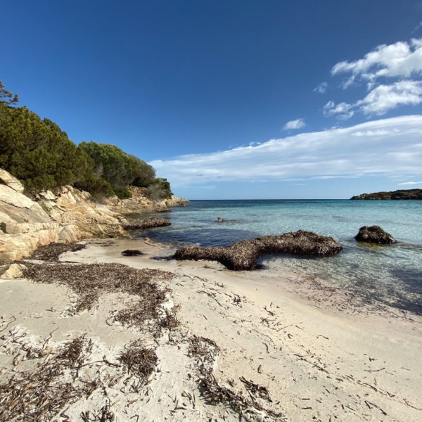 Witte stranden langs de kust