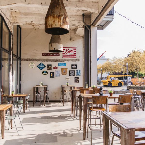 Groot zonnig terras met industriële sfeer