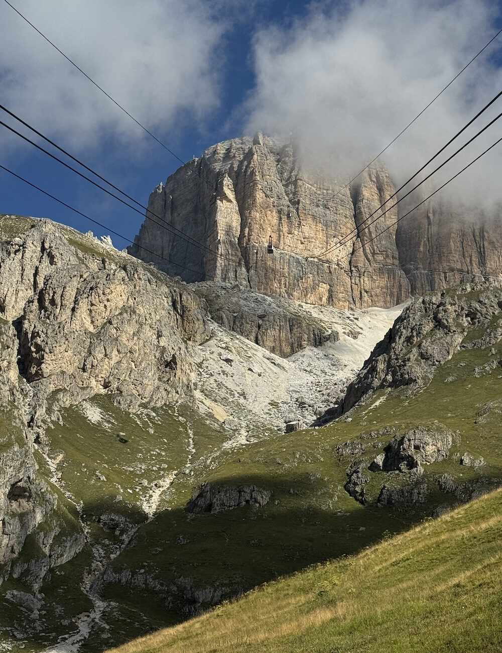 Berglift naar de top van Sasso Pordoi in de Dolomieten