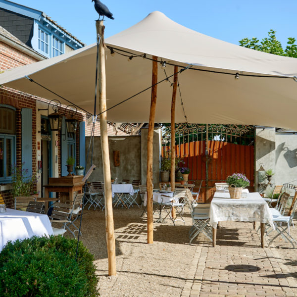 Dineren en logeren bij Gasterie Lieve Hemel op dit terras in de zon met schaduwdoeken