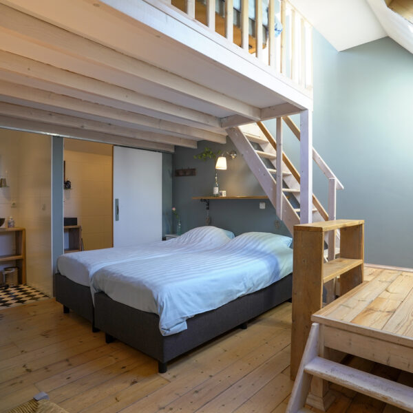 Slaapkamer met een vide voor extra bedden