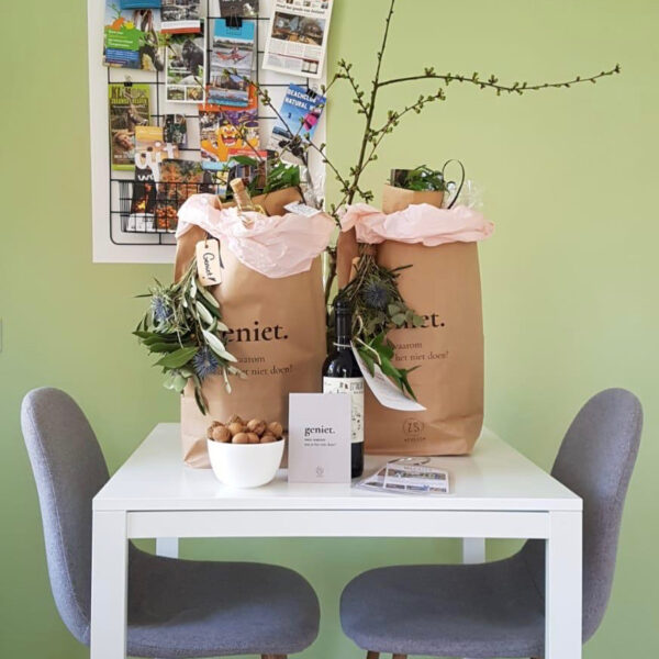 Twee goed gevulde goodiebags op tafel in de B&B