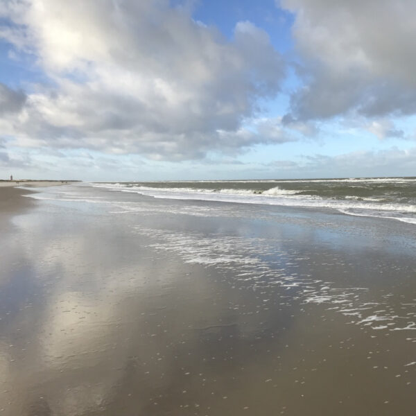 Strandwandeling in Ouddorp tijdens je vakantie aan zee