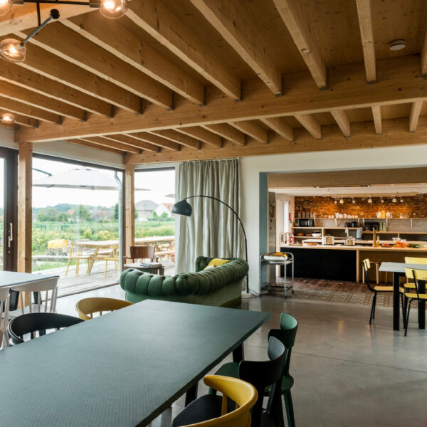 Doorkijk van de eetkamer naar de gezellige woonkamer