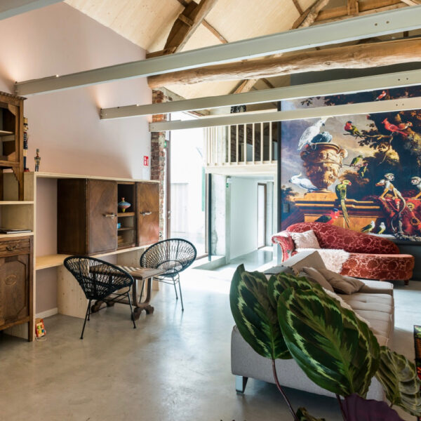 Groepsaccommodatie met planten, zithoek, muurschildering