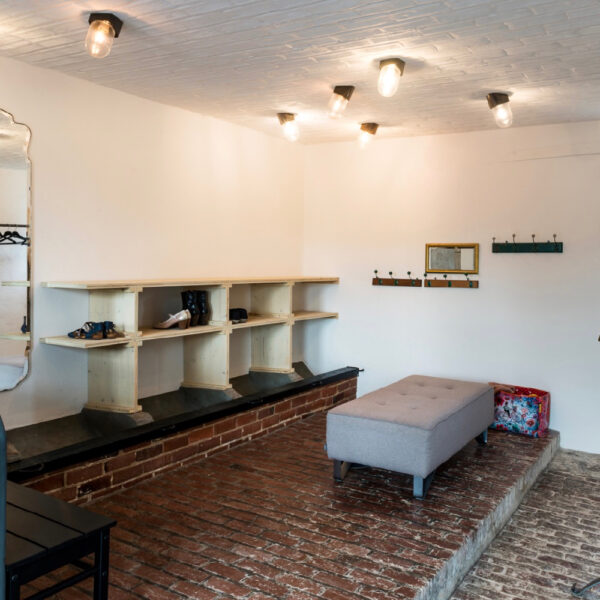 Entree met vakkenkast met schoenen