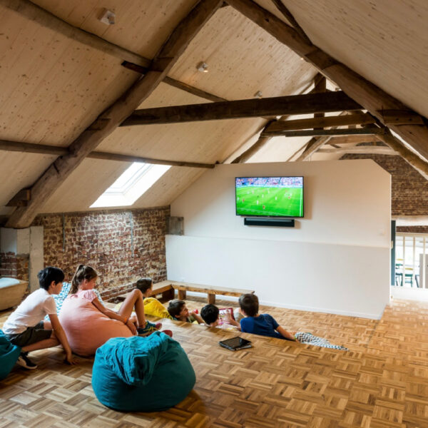 TV kamer met kussens op de vloer