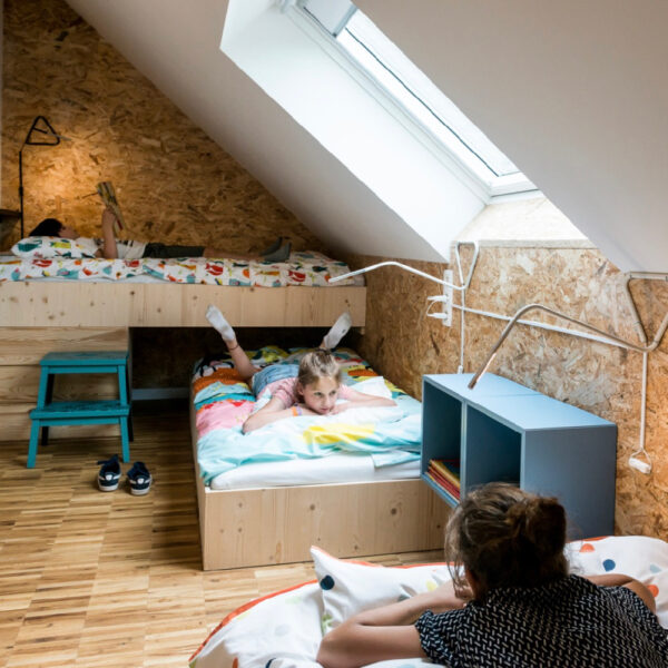 Kinderslaapkamer met drie bedden in de groepsaccommodatie