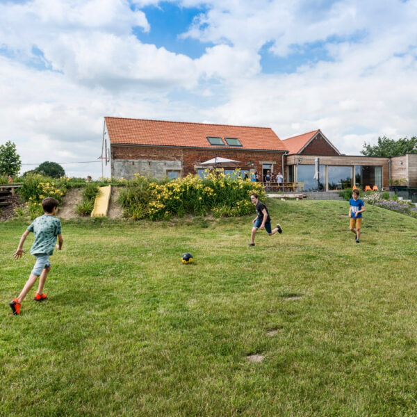 Voetballende jongeren op het grasveld
