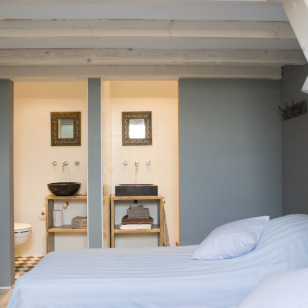 Slaapkamer met eigen badkamer in de groepsaccommodatie